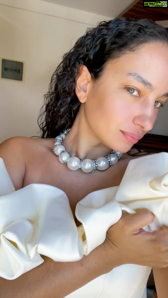 Elena Roxana Maria Fernandes Instagram - Wet hair don’t care 🤷‍♀️ #curlyhair #fivefingerforehead #naturalbeauty #naturallight #sunkissed #whiteoutfit #pearls #necklace #style #fashion