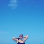 Elena Roxana Maria Fernandes Instagram - Queen vibes only, thank you 👸 #curlyhair #naturalcurls #maldivesislands #localislandmaldives #blue #oceanblueandsand #reelitfeelit #naturalbeauty #curves