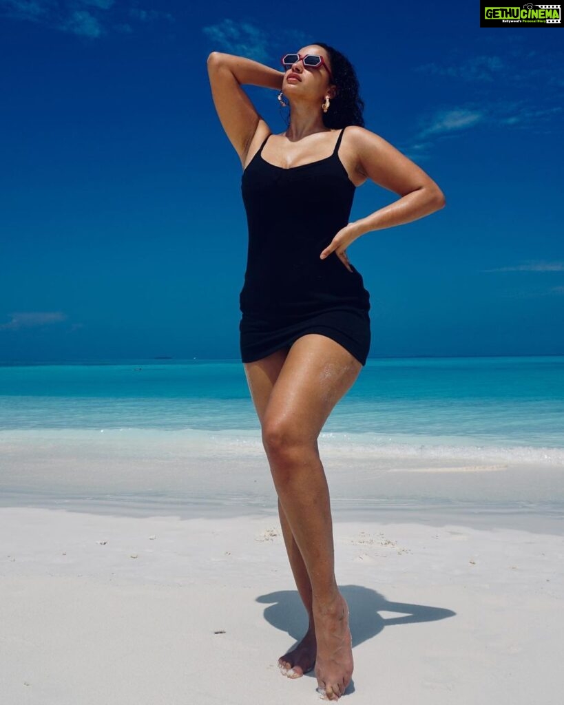 Elena Roxana Maria Fernandes Instagram - Back in paradise! ❤️ . . . 📸 @titanofthesea 👗 @calvinklein 💍 @kennethcole 👓 @delargehouse @goodsagency 🏢: @kinanhotels . . #paradise #bluesky #black #beauty #sun #sand #sea #blackdress #ootd #outfitoftheday #glam #glow #slay #beach #maldives #maldivestravel #kinan #kinanretreat #travel #traveldiaries Maldives