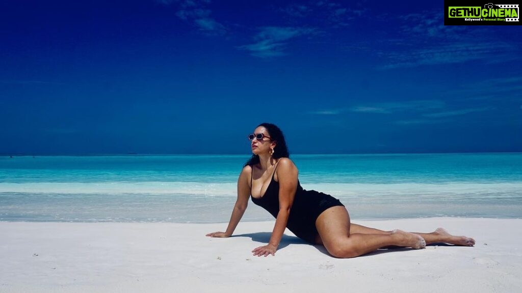 Elena Roxana Maria Fernandes Instagram - Black and blue! . . . 📸 @titanofthesea 👗 @calvinklein 💍 @kennethcole 👓 @delargehouse @goodsagency 🏢: @kinanhotels . . #blackandblue #black #blue #beauty #sun #sand #sea #blackdresscode #blackdress #ootd #outfitoftheday #glam #glow #slay #beach #maldives #maldivestravel #kinan #kinanretreat Maldives
