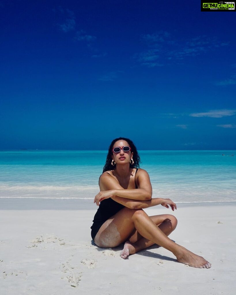 Elena Roxana Maria Fernandes Instagram - Somewhere where the sky and sea meets! . . . 📸 @titanofthesea 👗 @calvinklein 💍 @kennethcole 👓 @delargehouse @goodsagency 🏢: @kinanhotels . . #sky #sea #meet #black #blue #beauty #sun #sand #fashion #style #blackdresscode #blackdress #ootd #outfitoftheday #glam #glow #slay #beach #maldives #maldivestravel #kinan #kinanretreat Maldives