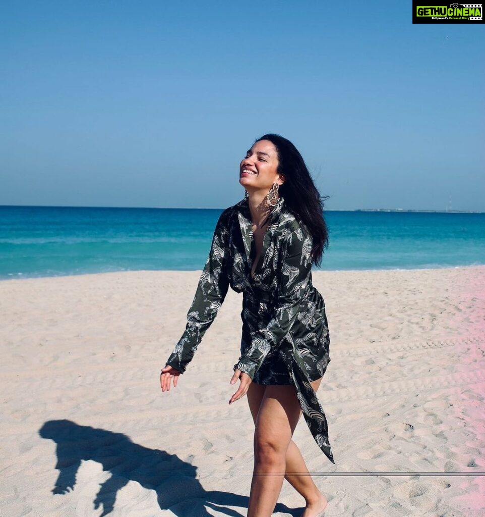 Elena Roxana Maria Fernandes Instagram - A day by the beach! . . . Photographer : @fotomanipulationz Styling : @tiara_gal @akansha.27 Outfit : @kayjaybykritika Fashion Team : @stylebypriyankaa Earrings : @collectionbynadia . . #day #beach #beachday #shoot #shootdiaries #travel #slay #beach #sea #hotbod #body #fashionista #styleinspiration #bodypositive #lovely #beauty #glam #glow #style #fashion #stylish #ootd #outfitoftheday