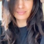 Elena Roxana Maria Fernandes Instagram - The dubai light just hits different. Earrings #umeshjivnani #umeshjivnaniluxuryjewels #naturalskincare #goldenhour #dubailight #naturallight #beautyideas #yellowdiamonds #reelitfeelit #reelkarofeelkaro #instareels #glam #glow #beauty #ootd #outfitoftheday