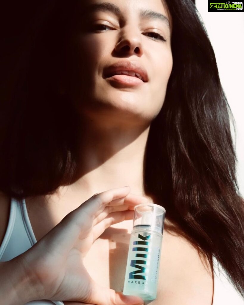 Elena Roxana Maria Fernandes Instagram - Love the skin you’re in! Had an amazing experience using this primer by @milkmakeup for my regular skincare routine. . . @seen_group 📸 @shannonmikhaillobo . #love #skin #skincare #primer #makeup #skincareroutine #natural #lovely #beautiful #pretty #glam #glow #ootd #shine #beautyproducts #milkmakeup #sephorasale #sephoravib #hydrofam #liveyourlook