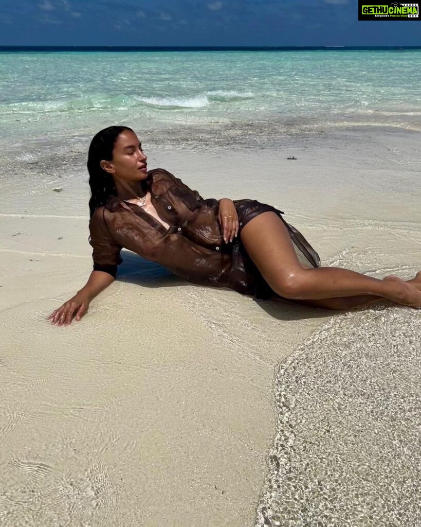 Elena Roxana Maria Fernandes Instagram - Living the dream! . . . #dream #living #blue #beachday #sea #ocean #summervibes #summer #swim #leisure #travel #traveldiaries #shoot #natural #day #body #bodypositivity #pose #ootd #outfitoftheday