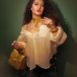 Ena Saha Instagram - Beauty is who you are . Jewellery is simply the icing on the cake 🌸 For mirchi music awards Make up & styling @beardwali Photography @the_vagabong_creator #enasaha #goldjewellery #goldnecklace #goldenconfidence #gold #statementjewelry #bags #actorslife #awardshow #redcarpet #photooftheday #outfitoftheday #poppunk #popculture #popmusic #explorepage #explore
