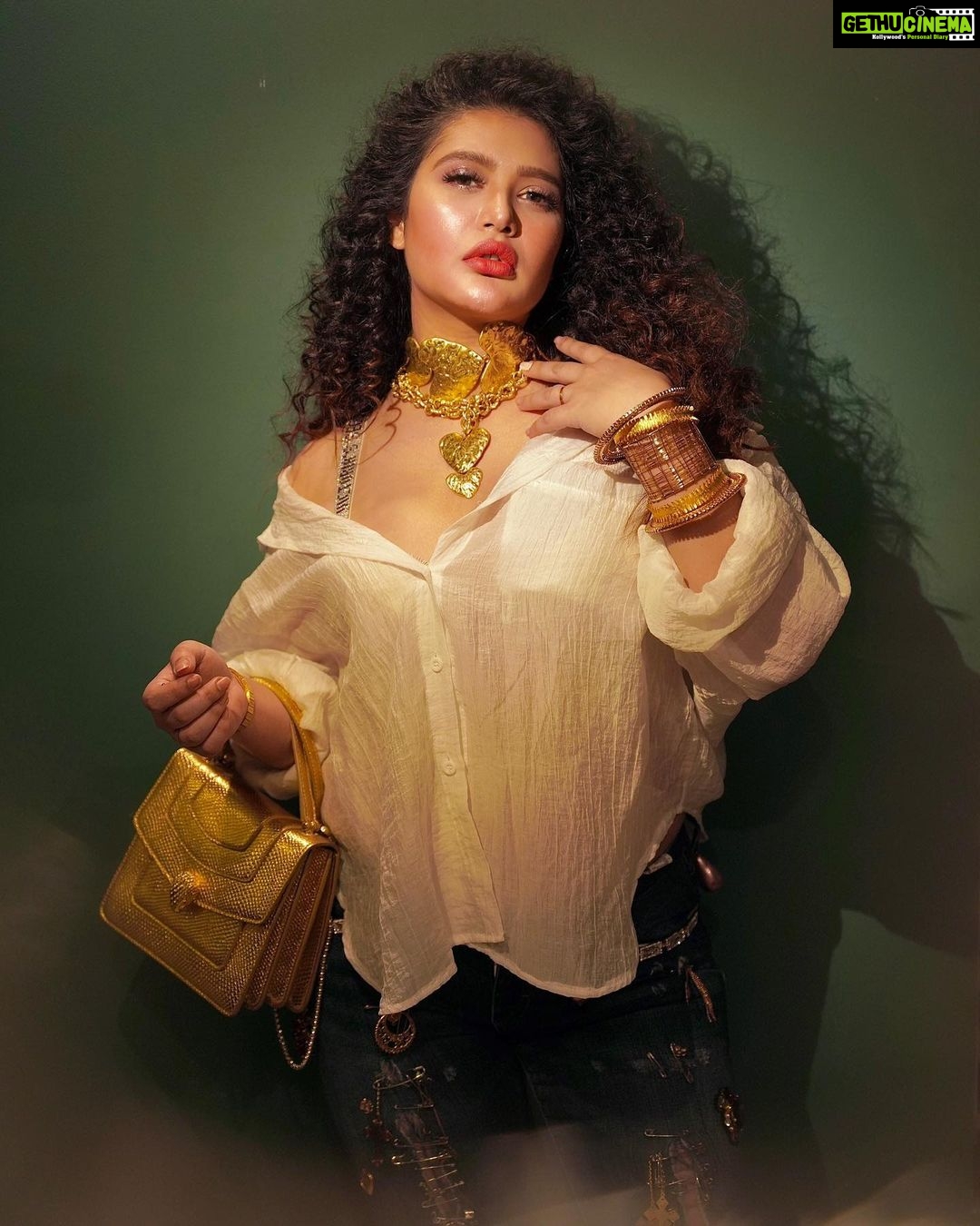 Ena Saha Instagram - Beauty is who you are . Jewellery is simply the icing on the cake 🌸 For mirchi music awards Make up & styling @beardwali Photography @the_vagabong_creator #enasaha #goldjewellery #goldnecklace #goldenconfidence #gold #statementjewelry #bags #actorslife #awardshow #redcarpet #photooftheday #outfitoftheday #poppunk #popculture #popmusic #explorepage #explore