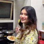 Ena Saha Instagram – Shooting floor hok ba kitchen, outfit er sathe khunti match na korle ami abar ranna korte parina.
#cooking #matchingoutfits #yellowdress #fridaymood😎