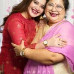 Ena Saha Instagram – মায়ের জন্য একদিন নয়, সারা বছরটাই তাদের। সবার মা যেন ভালো থাকে। Lot’s of love❤ Happy Mother’s Day ||
.
.
.
#enasaha #mothersday #mother #love #tollywood #tollywoodonline