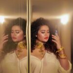 Ena Saha Instagram - Beauty is who you are . Jewellery is simply the icing on the cake 🌸 For mirchi music awards Make up & styling @beardwali Photography @the_vagabong_creator #enasaha #goldjewellery #goldnecklace #goldenconfidence #gold #statementjewelry #bags #actorslife #awardshow #redcarpet #photooftheday #outfitoftheday #poppunk #popculture #popmusic #explorepage #explore
