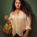 Ena Saha Instagram - Beauty is who you are . Jewellery is simply the icing on the cake 🌸 For mirchi music awards Make up & styling @beardwali Photography @the_vagabong_creator #enasaha #goldjewellery #goldnecklace #goldenconfidence #gold #statementjewelry #bags #actorslife #awardshow #redcarpet #photooftheday #outfitoftheday #poppunk #popculture #popmusic #explorepage #explore