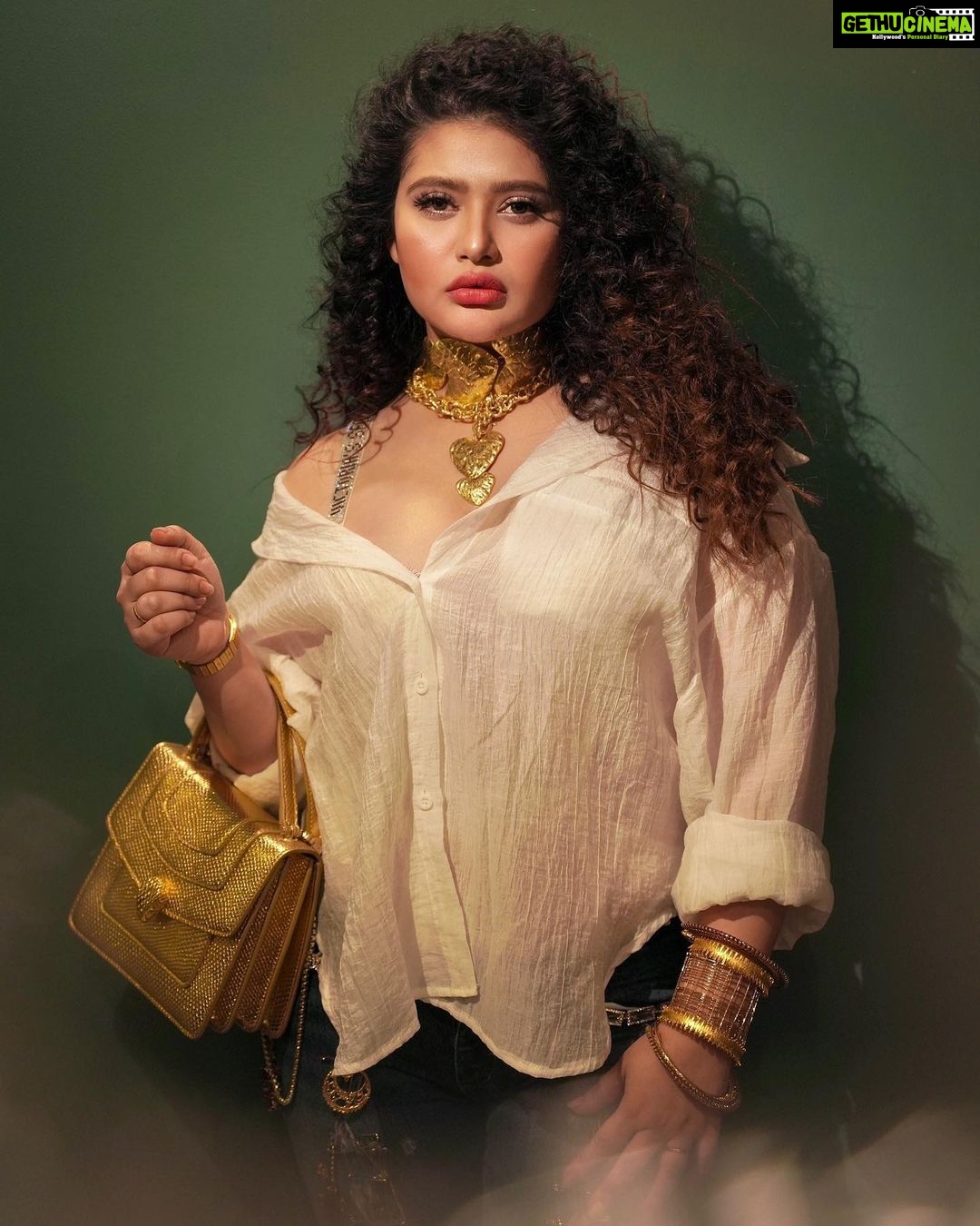 Ena Saha Instagram - Beauty is who you are . Jewellery is simply the icing on the cake 🌸 For mirchi music awards Make up & styling @beardwali Photography @the_vagabong_creator #enasaha #goldjewellery #goldnecklace #goldenconfidence #gold #statementjewelry #bags #actorslife #awardshow #redcarpet #photooftheday #outfitoftheday #poppunk #popculture #popmusic #explorepage #explore
