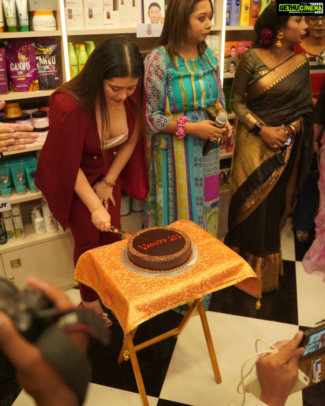 Ena Saha Instagram - At the inauguration of #vanity101 @raai_shot such a lovely moment it was❤ . . . #inaguration #beautyproducts