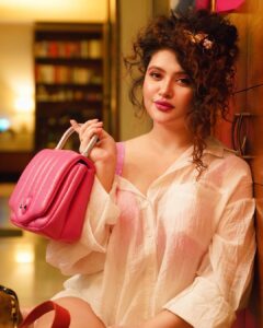 Ena Saha Instagram - I need more bags to keep more money 💰💸💵💶💷💴🤑
Bag @bulgari 

Make up @beardwali 
Photography @the_vagabong_creator 
#enasaha #explore #bags #pink #actor #makeup #fashion #explorepage #besthair #expression #handbags