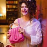 Ena Saha Instagram – I need more bags to keep more money 💰💸💵💶💷💴🤑
Bag @bulgari 

Make up @beardwali 
Photography @the_vagabong_creator 
#enasaha #explore #bags #pink #actor #makeup #fashion #explorepage #besthair #expression #handbags