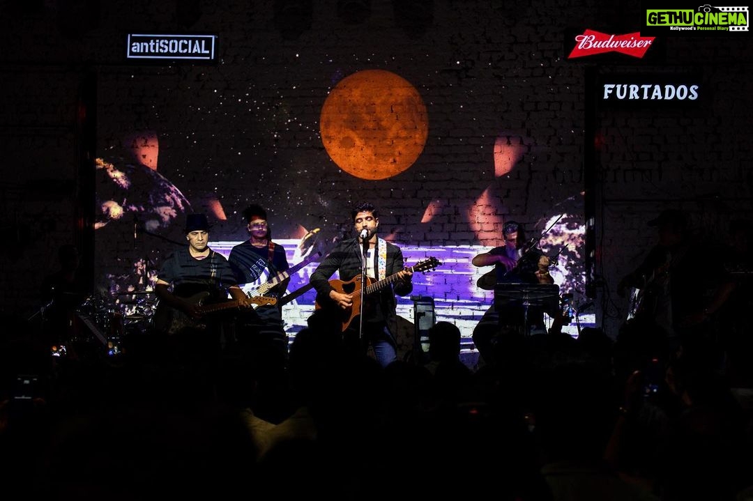 Farhan Akhtar Instagram - What better place to play the final show of our Echoes Tour than Mumbai. Thank you to all who came out and spent the evening with us. Was a pleasure playing for you and basking in your happy vibe. Until next time .. big hug. Thank you #SwiggySteppinOut for putting together the tour and to our ticket and venue partners. 🤘🏽
