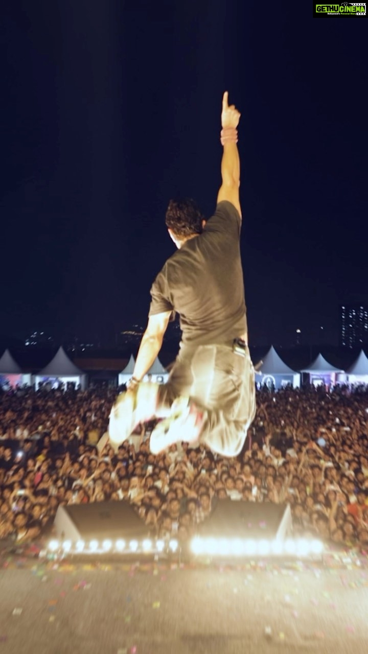 Farhan Akhtar Instagram - MUMBAIIIII… You’ve always had my heart .. thank you to all in attendance last night .. overwhelmed by your love. @vibinfestival @farhanliveofficial #music #concert #gig #rock #besttime Video & edit - @akhileshganatraphotography