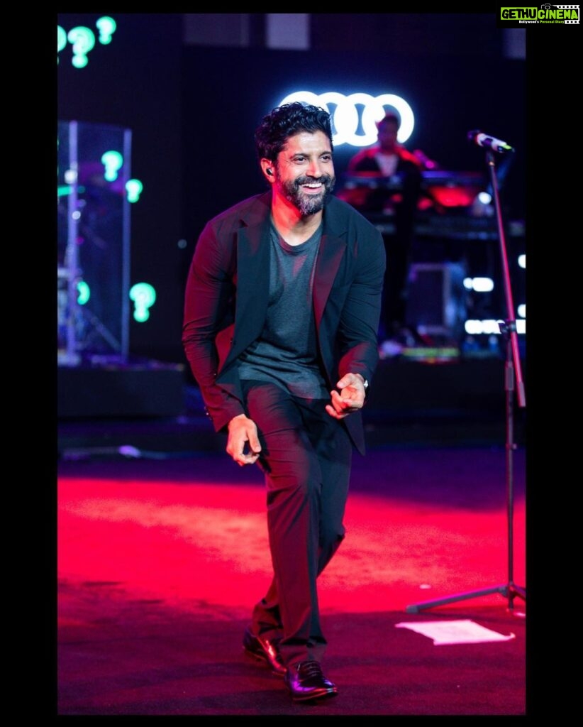 Farhan Akhtar Instagram - Seem to have dropped my guitar somewhere enroute 😂😂 #laughalittle #aboutlastnight #music #concert #live #gig #rock Image @akhileshganatraphotography