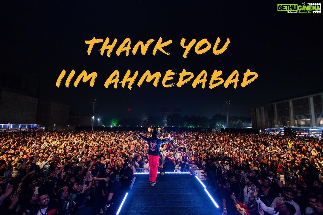 Farhan Akhtar Instagram - Even though weather and time played spoilsport, it was a night to remember. Massive love to all the students and faculty of IIM Ahmedabad. It was a pleasure performing for you. And yes.. We’ll be back .. adhoora kaam poora karna baaki hai. 🤘🏽♥️ #music #concert #live #gig #rock Images @akhileshganatraphotography 🙌