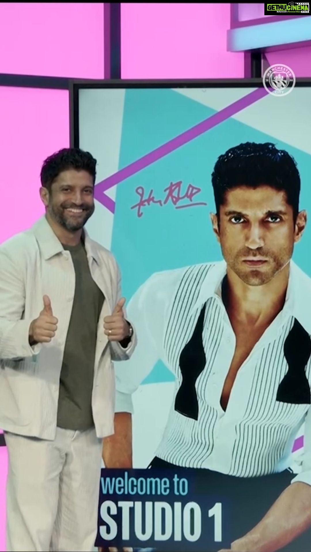 Farhan Akhtar Instagram - Look who paid us a visit at our studio! 🤩 🙌 @faroutakhtar Etihad Campus