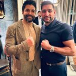 Farhan Akhtar Instagram - Bahaut hard .. @amirkingkhan 🥊 pleasure meeting you brother #atlantistheroyal #nobu #dubai