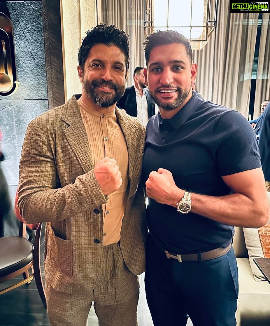 Farhan Akhtar Instagram - Bahaut hard .. @amirkingkhan 🥊 pleasure meeting you brother #atlantistheroyal #nobu #dubai
