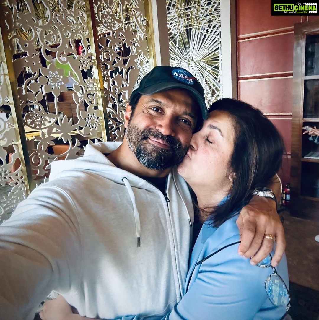 Farhan Akhtar Instagram - Start to the day with a kiss from capri 9 @farahkhankunder .. aur kya chahiye 😊♥️