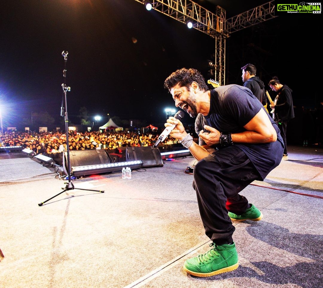 Farhan Akhtar Instagram - Had an awesome time performing at the No 1 Yaari Jam in Vasai last evening. Thank you to all in attendance .. big hug ♥️ @farhanliveofficial #music #live #concert #gig #rock #stage #lights #sound #guitar #power #drums #performance Image @akhileshganatraphotography 🙌