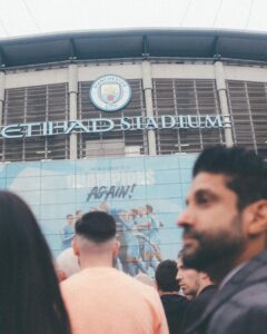 Farhan Akhtar Instagram - An evening to remember. The atmosphere was electric..!! And to watch my team dominate RM and score 4 .. WHAT A TREAT..!! 
🔥🔥 

Now for the final. Let’s go #mancity .. let’s bring her home 👊🏽🏆

Thank you @etihad .. thank you @mancity for hosting us. Big big hug to your team who were absolutely incredible. 

Images @sebporter 🙏🏽♥️

Overcoat @sshomme 
Shoes @dmodotofficial