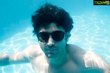 Farhan Akhtar Instagram - ☀️⛱️😎 #keepcool #summer #pool
