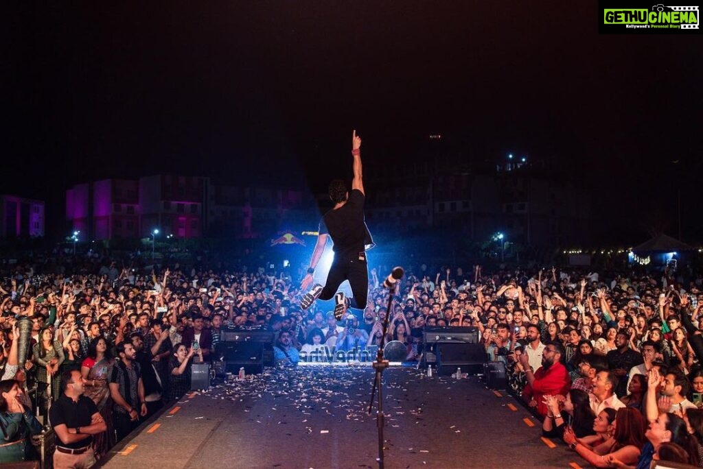 Farhan Akhtar Instagram - About last night #Jaipur .. big love to all who attended.. who sang, danced and rocked the night away .. see you next time. ♥ @farhanliveofficial #music #gig #concert #live #rock
