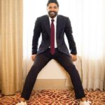 Farhan Akhtar Instagram – Suits me just fine 😉 

Stylist @divyakdsouza 
Asst @fusionandfashion07 
Suit @sshomme 
Tie @thetiehub 
Shoes @prada 
Image @ayushk9