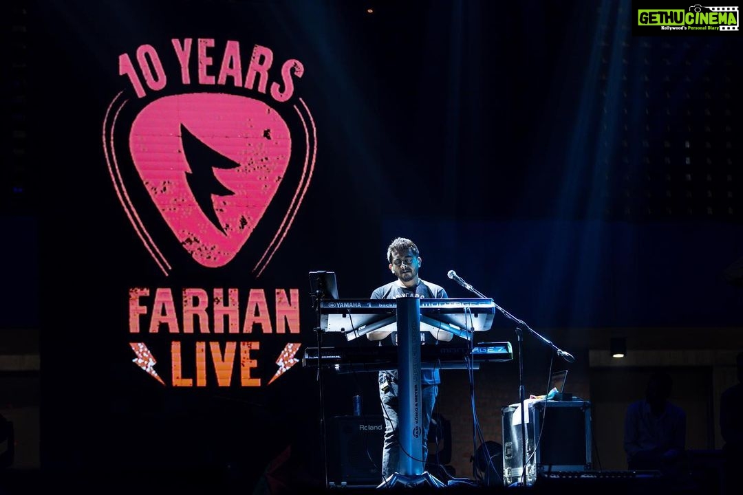 Farhan Akhtar Instagram - Even though weather and time played spoilsport, it was a night to remember. Massive love to all the students and faculty of IIM Ahmedabad. It was a pleasure performing for you. And yes.. We’ll be back .. adhoora kaam poora karna baaki hai. 🤘🏽♥️ #music #concert #live #gig #rock Images @akhileshganatraphotography 🙌