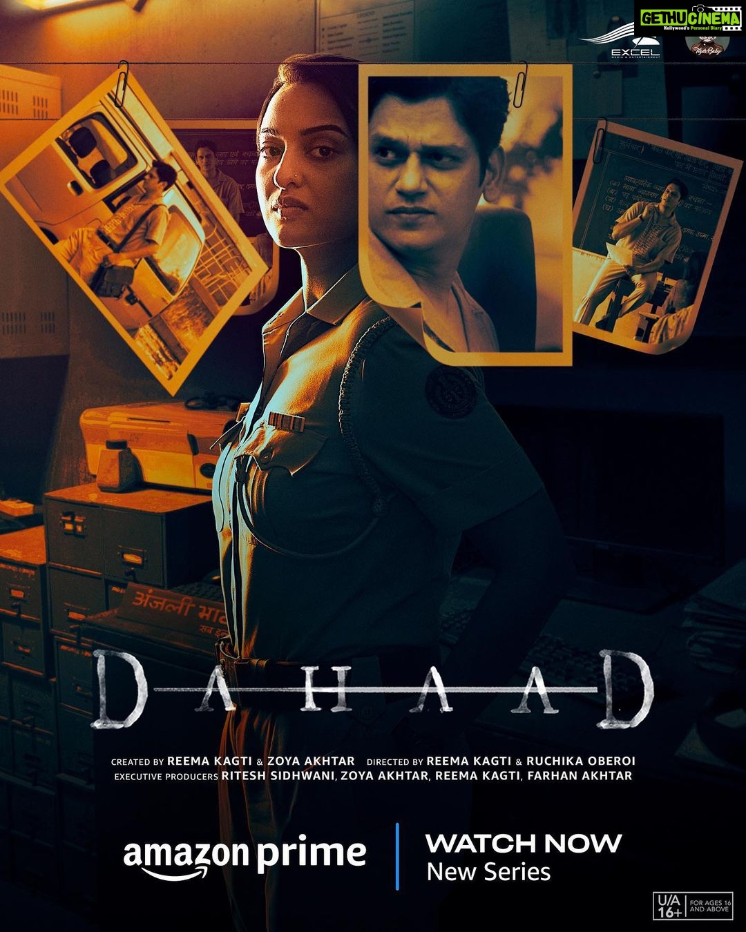 Farhan Akhtar Instagram - Here’s to a roaring weekend ahead. #DahaadOnPrime out now on @primevideoin @aslisona @itsvijayvarma @gulshandevaiah78 @shah_sohum @reemakagti1 @ruchoberoi @ritesh_sid @zoieakhtar @sumitaroraa #RiteshShah @excelmovies @tigerbabyofficial @zoamorani @mansinirajain @sunayanakumari @karandshah @chaitanya.chopra @kassimjagmagia @sunitha.ram @angaddevsingh_ @vishalrr