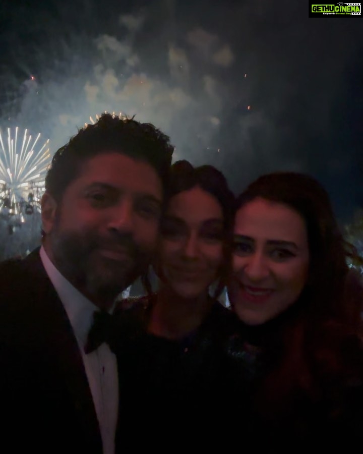 Farhan Akhtar Instagram - Wonderful weekend with the fam, friends and a festive vibe. @shibanidandekarakhtar @farahkhankunder @hansichika Thank you to @atlantistheroyal @iamanagementinternational @sonal_vara @ashtjc @bottomlinemedia @hcmediamgmt #atlantistheroyal