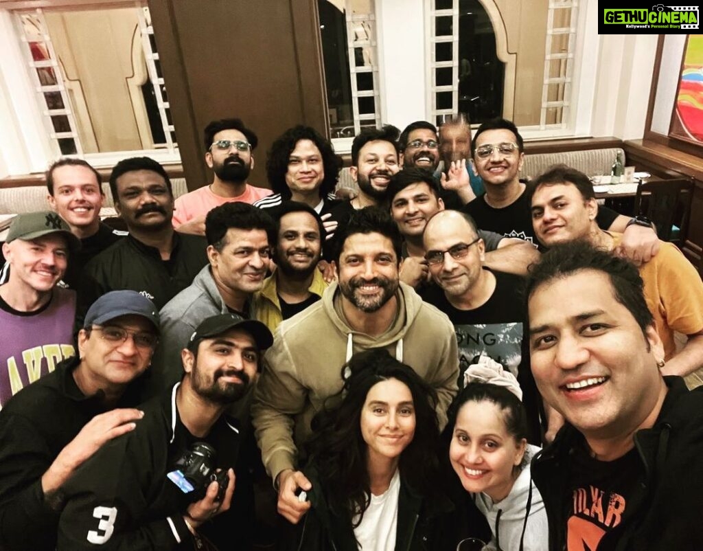 Farhan Akhtar Instagram - Friends. Band. Band of friends Best start to the next circle around the sun.