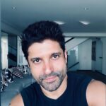 Farhan Akhtar Instagram - Here’s looking forward to 2023. May it bring love, peace and harmony to all our lives. See you on the other side of the new year. Big hug. ♥️