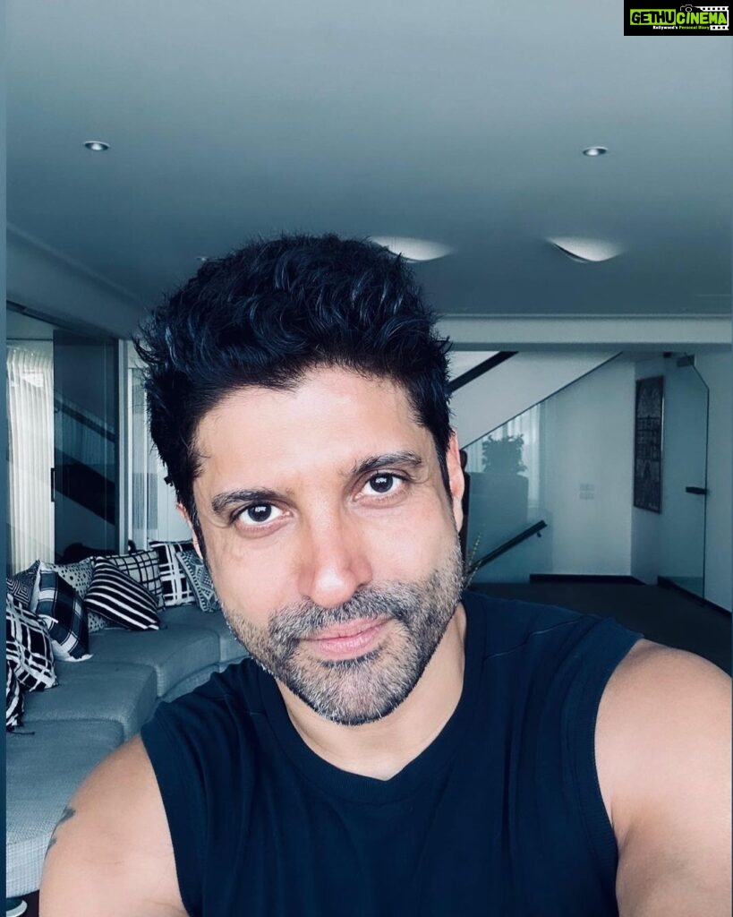 Farhan Akhtar Instagram - Here’s looking forward to 2023. May it bring love, peace and harmony to all our lives. See you on the other side of the new year. Big hug. ♥️