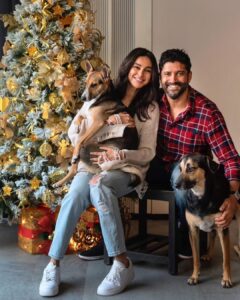 Farhan Akhtar Instagram - Merry Christmas to you and yours🎄♥️

Image: @vaalibate for @htcity 

Interview by @rishazod 
(Link in Story)