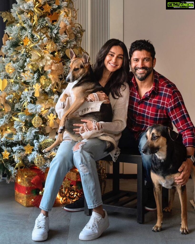 Farhan Akhtar Instagram - Merry Christmas to you and yours🎄♥ Image: @vaalibate for @htcity Interview by @rishazod (Link in Story)
