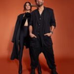 Farhan Akhtar Instagram - Stylin’ it up with @shibaniakhtar for the #htstyleawards .. #blackisbeautiful @htcity @hindustantimes Thanks @saurabhbhatkar @swapnil_pathare Images @tanvivoraphotography ♥️