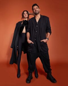 Farhan Akhtar Instagram - Stylin’ it up with @shibaniakhtar for the #htstyleawards .. #blackisbeautiful @htcity @hindustantimes Thanks @saurabhbhatkar @swapnil_pathare Images @tanvivoraphotography ♥️