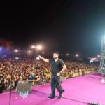 Farhan Akhtar Instagram - This moment last night was just magical ♥️ .. the Udaipur audience continued singing ‘Zinda’ after the song was done .. all we could do was join in .. thank you all who were there. What a lovely lovely night .. leaving with the best memories in my mind, love in my heart and a smile on my face. See you next time. 🤘🏽♥️ @farhanliveofficial @shankarehsaanloy @siddharth.mahadevan #music #live #concert #gig #udaipur #worldmusicfestival