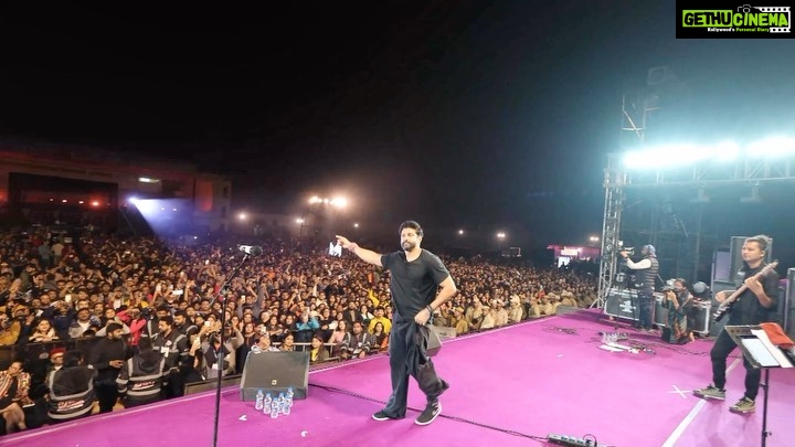Farhan Akhtar Instagram - This moment last night was just magical ♥ .. the Udaipur audience continued singing ‘Zinda’ after the song was done .. all we could do was join in .. thank you all who were there. What a lovely lovely night .. leaving with the best memories in my mind, love in my heart and a smile on my face. See you next time. 🤘🏽♥ @farhanliveofficial @shankarehsaanloy @siddharth.mahadevan #music #live #concert #gig #udaipur #worldmusicfestival