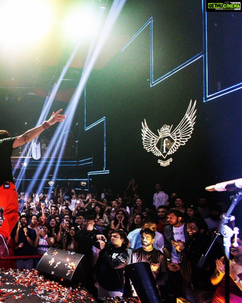 Farhan Akhtar Instagram - Let’s fly ! #farhanlive #bengaluru #music #gig #concert #live #band #jump #aboutlastnight #fsuperclub Image @akhileshganatraphotography