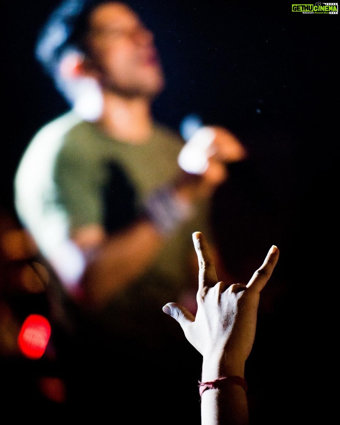 Farhan Akhtar Instagram - It’s going to be a rocking weekend.. Bangalore & Indore with the Echoes tour .. then Chandigarh with @farhanliveofficial See you there ♥️ #echoes #tour #farhanlive #music #gig #concert #indie #swiggysteppinout Image @prasanta_kumar_sur_photography
