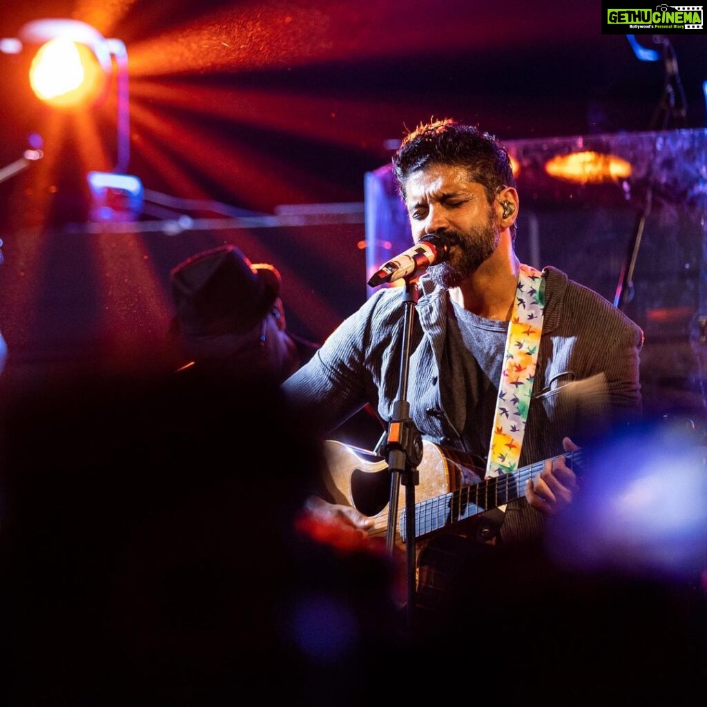 Farhan Akhtar Instagram - Weekend recap .. kicked off the Echoes tour with the beautiful people of Hyderabad/Jaipur ♥️… thank you to all in attendance. You made it fun.! #echoes #tour #music #live #gig @sambrejaipur @odeumbyprism @Rcamericanpridesoda @Kingfisherultra @Steppinout.in @Envision_ind #swiggysteppinout #livetheamericanpride Images @akhileshganatraphotography