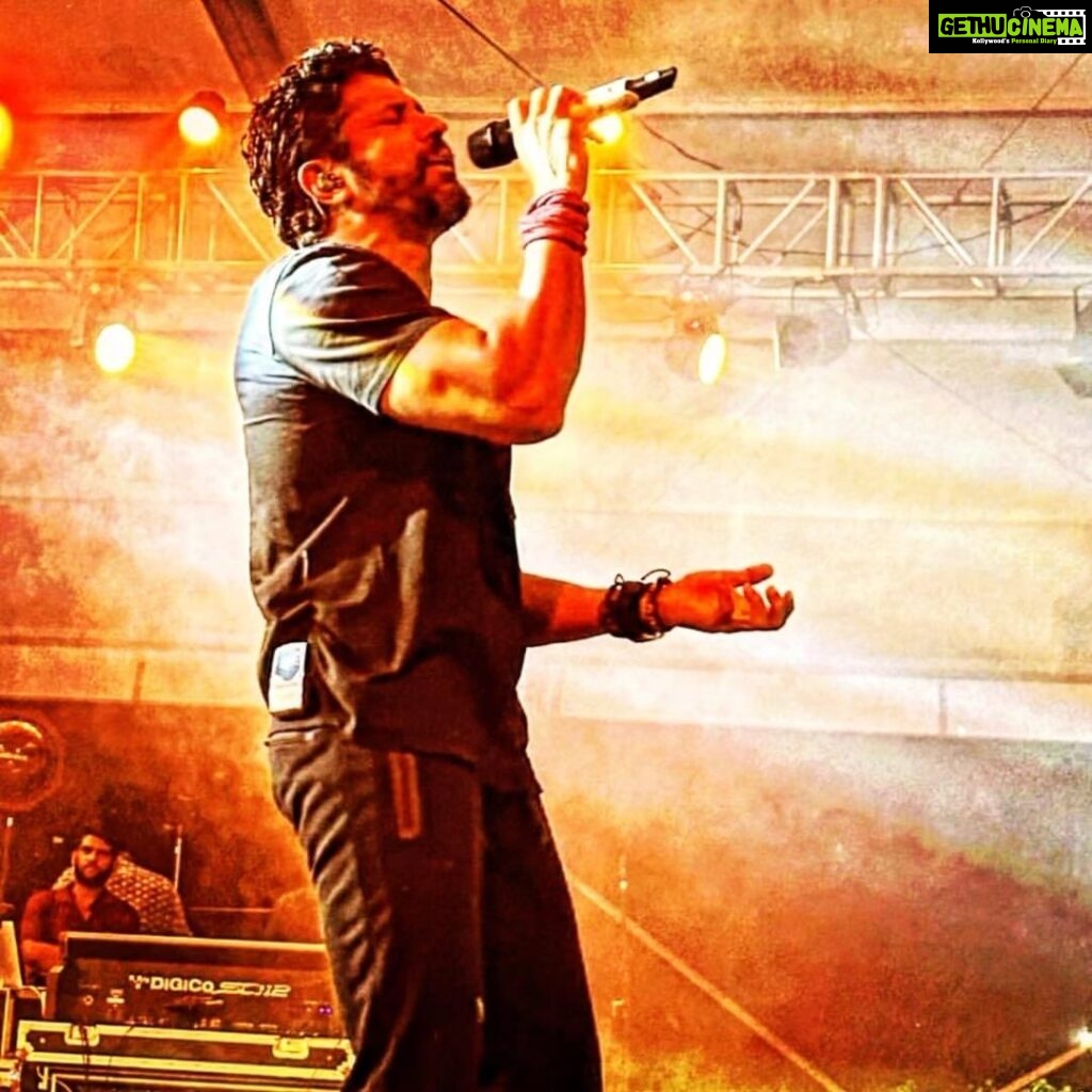 Farhan Akhtar Instagram - Bas ehsaas hi ehsaas hai .. #music #live #concert #gig #love #rock Image @stuti.vr ♥️