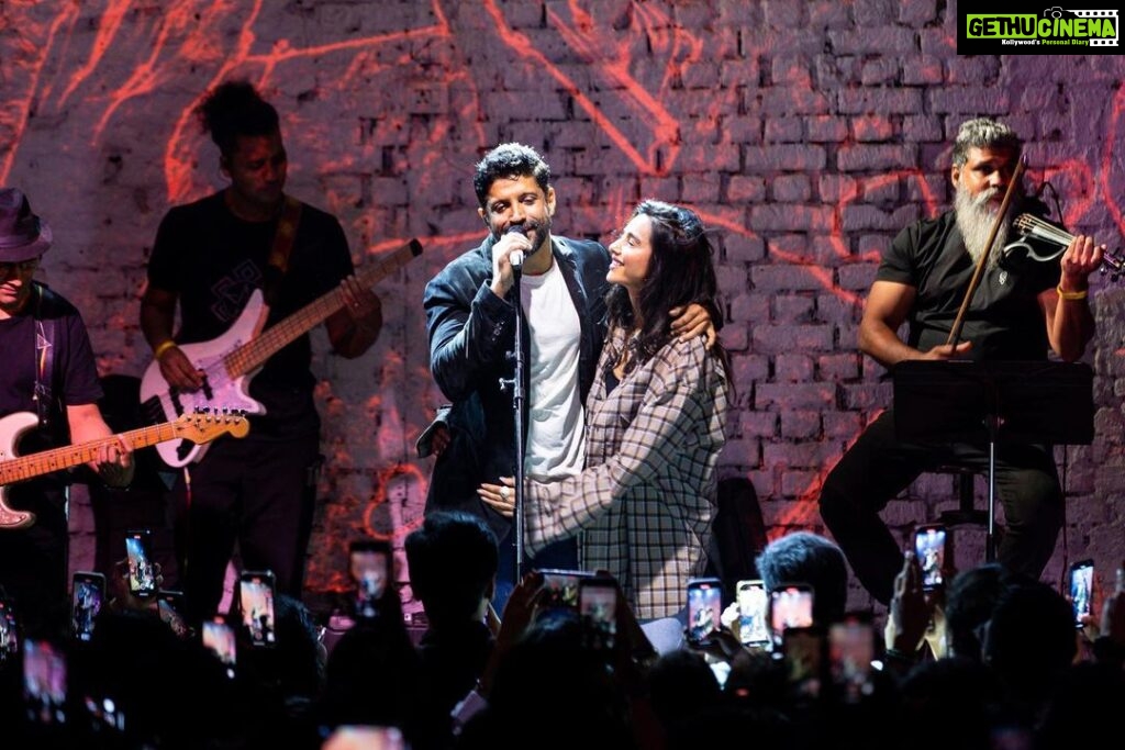 Farhan Akhtar Instagram - What better place to play the final show of our Echoes Tour than Mumbai. Thank you to all who came out and spent the evening with us. Was a pleasure playing for you and basking in your happy vibe. Until next time .. big hug. Thank you #SwiggySteppinOut for putting together the tour and to our ticket and venue partners. 🤘🏽