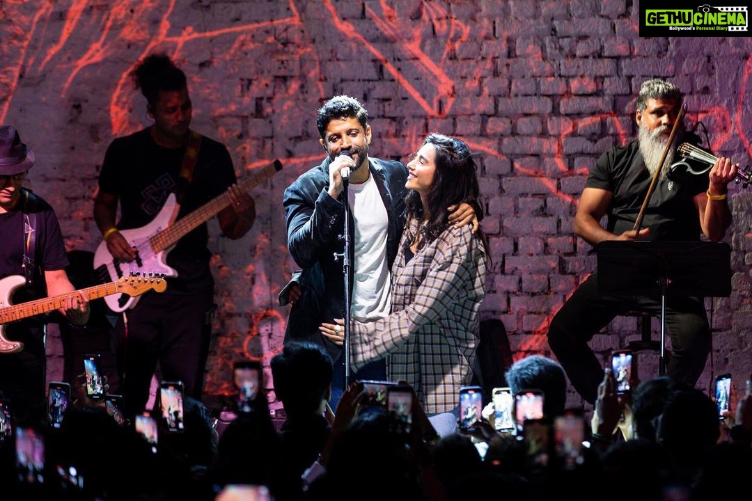 Farhan Akhtar Instagram - What better place to play the final show of our Echoes Tour than Mumbai. Thank you to all who came out and spent the evening with us. Was a pleasure playing for you and basking in your happy vibe. Until next time .. big hug. Thank you #SwiggySteppinOut for putting together the tour and to our ticket and venue partners. 🤘🏽
